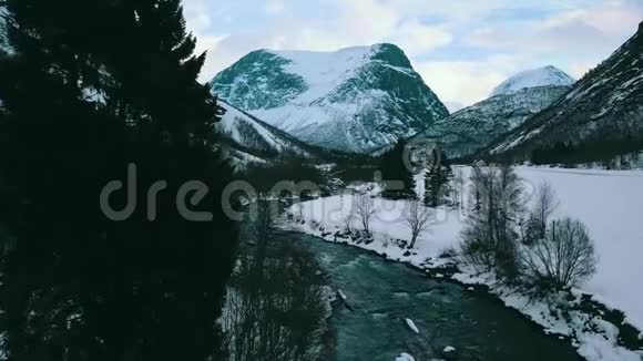 飞越河流在冬天的风景中在山上瓦尔达尔更多的奥格罗姆斯达尔挪威2019年4K视频的预览图