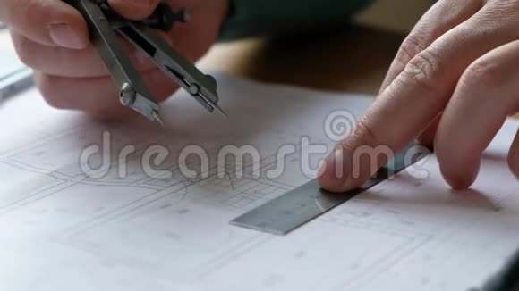 建筑师办公桌图纸卷尺直尺等绘图工具工程师配合图纸特写视频的预览图