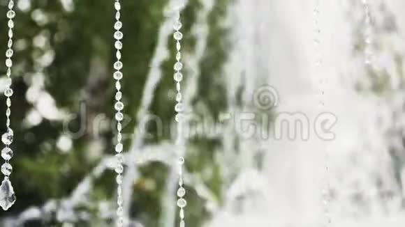 特写镜头挂着婚礼装饰品背景是喷泉和绿树慢动作视频的预览图