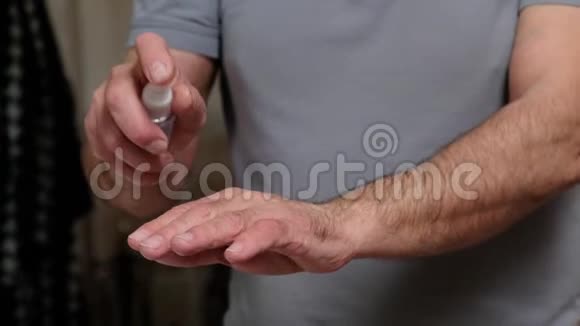 老人用手喷洒防腐剂以防止细菌和冠状病毒或Covid19右流行视频的预览图