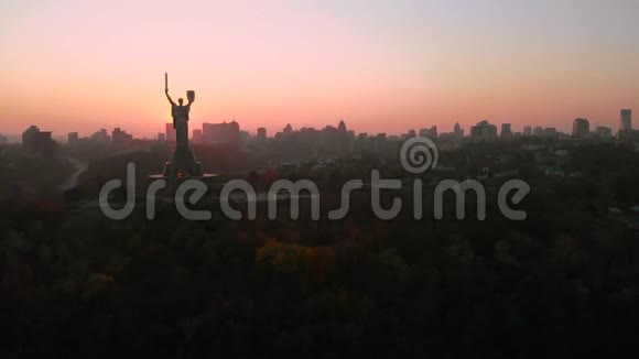 乌克兰美丽的炽热日落笼罩基辅天际线视频的预览图