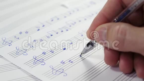 音乐家作曲家在五角星上写笔记音乐艺术创作人灵感关门视频的预览图