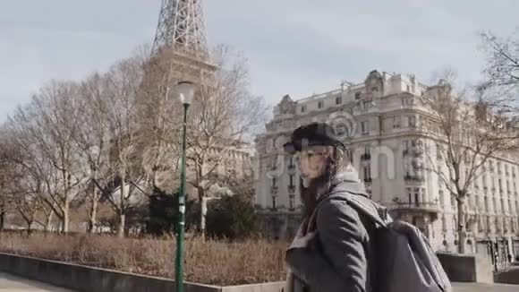 镜头跟随着幸福美丽优雅的旅游女人沿着巴黎大街走在著名的埃菲尔铁塔附近的慢动作视频的预览图