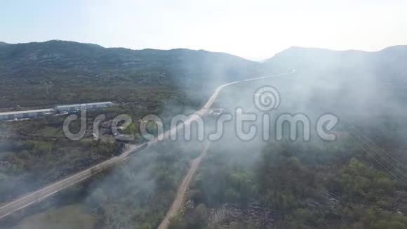 森林火灾烟雾覆盖的景观视频的预览图