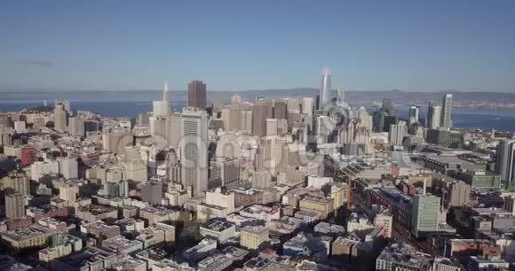 旧金山市中心旋转右侧第二部分空中无人机俯瞰海湾大桥视频的预览图