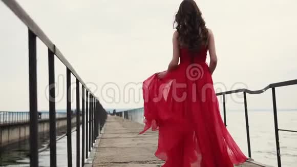 寂寞浪漫的女人白天走在空荡荡的老码头上后景视频的预览图
