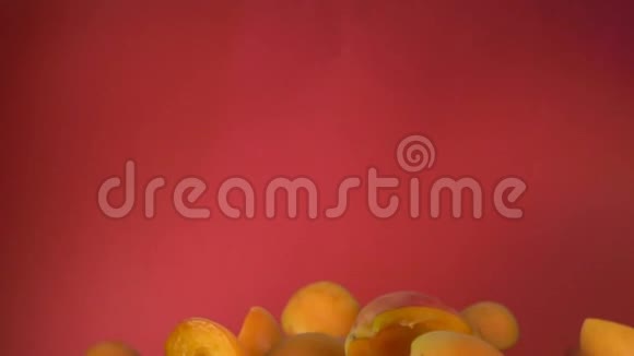 辣杏的一半在红色背景上飞起来视频的预览图