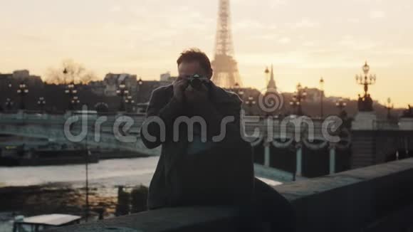 欢快浪漫的旅游男子合影留念微笑在秋日塞纳河畔梦幻巴黎慢动作视频的预览图