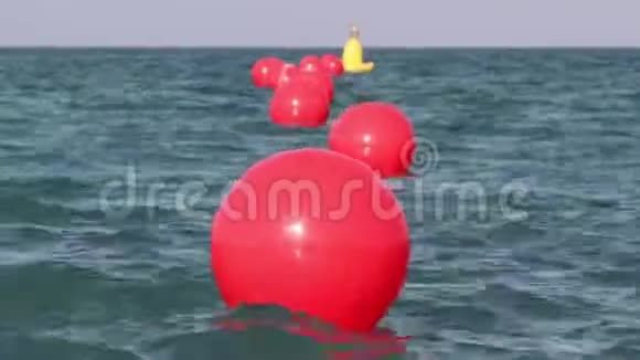 为了安全起见漂浮在海浪中的红色浮标视频的预览图