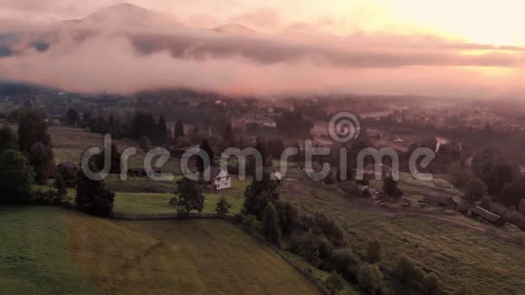 在一个山村的雾天早晨视频的预览图