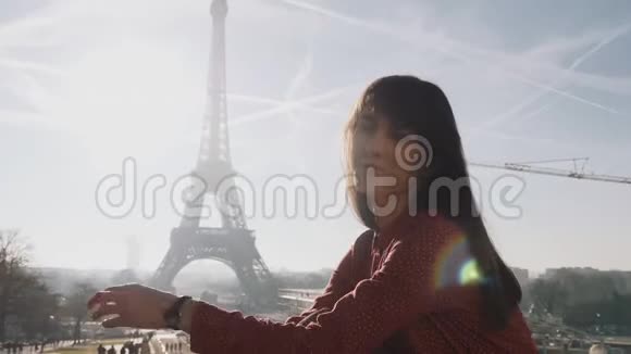 美丽快乐的白种人黑发女人在巴黎埃菲尔铁塔摆姿势的肖像阳光明媚的风景慢动作视频的预览图