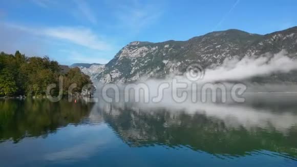 令人惊叹的博欣吉湖深清澈的水与鱼和华丽的景观博欣杰山谷在朱利安阿尔卑斯山特里格拉夫国家公园斯隆视频的预览图