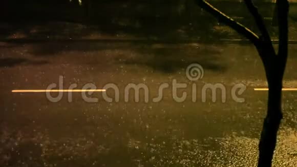 晚上在雨中高速公路在双向交通中单个汽车的前灯明亮道路上有水坑视频的预览图