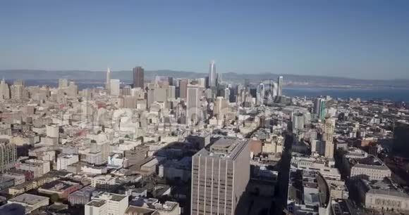 旧金山市中心空中无人驾驶飞机前进俯瞰海湾大桥视频的预览图