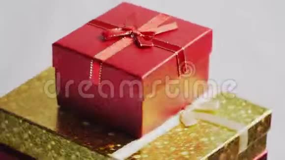 几个礼盒在360度旋转节日的主题和礼物慢动作特写镜头在白色背景下视频的预览图