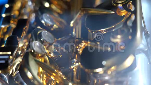 金色闪亮的阿尔托萨克斯管与蓝色烟雾博物馆和创意的概念视频的预览图