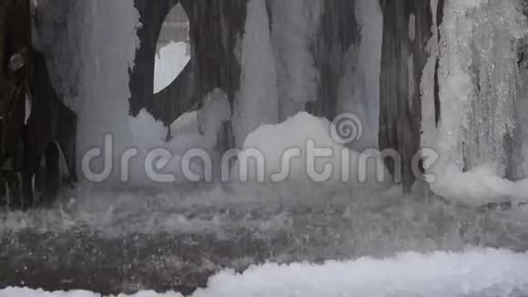 普林斯顿美国2019年11月15日普林斯顿喷泉水冻结它被冰覆盖着视频的预览图