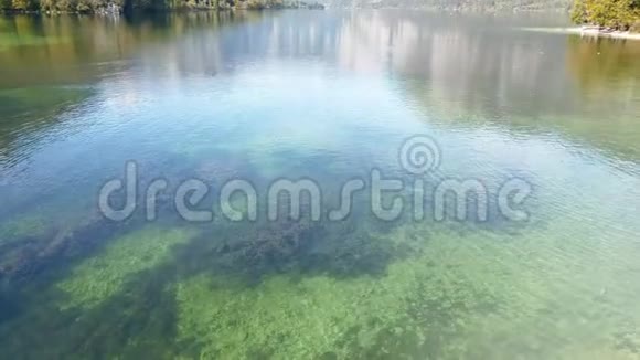 斯洛文尼亚特里格拉夫国家公园博欣吉湖清澈的水面背景是朱利安阿尔卑斯山山脉视频的预览图