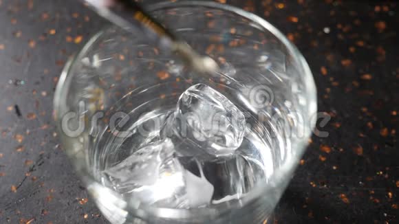 准备加冰块的酒精饮料用冰块把玻璃杯盖上倒酒加冰块的玻璃杯视频的预览图