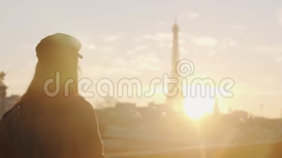 电影院后景幸福的女人沿着史诗镜头漫步夕阳西下塞纳河和埃菲尔铁塔在巴黎慢动作视频的预览图