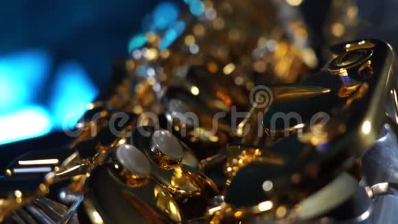 金色闪亮的阿尔托萨克斯管黑色背景与蓝色烟雾视频的预览图