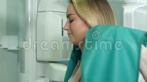 年轻有魅力的女性患者准备进行牙科X射线扫描视频的预览图