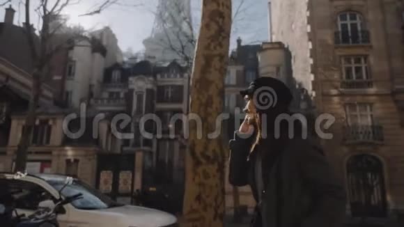 侧视幸福美丽的游客女子在电话中交谈阳光明媚的巴黎埃菲尔铁塔在背景中缓慢移动视频的预览图