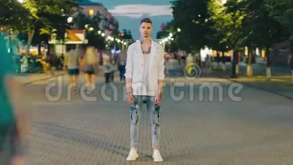 夏日傍晚时分站在城市街道上的一个受惊的家伙被放大了视频的预览图