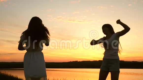 自由女性在夕阳光下的沙滩上旅行和跳舞派对蛋糕女孩们在跳舞青少年女友假期视频的预览图