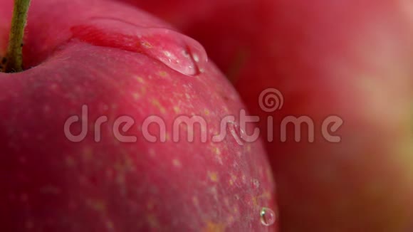 水滴顺着成熟的大红苹果流下视频的预览图