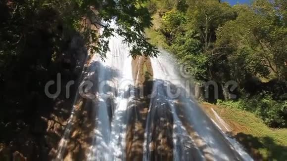 南笃瀑布靠近希斯波视频的预览图