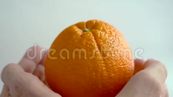 大橘子在人的手中旋转去爱水果对素食充满热情视频的预览图