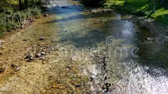 斯洛文尼亚特里格拉夫国家公园博欣吉湖清澈的水面背景是朱利安阿尔卑斯山山脉视频的预览图