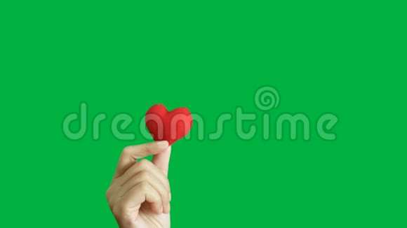 4K女性手在隔离的彩色键绿色屏幕背景上显示红心视频的预览图