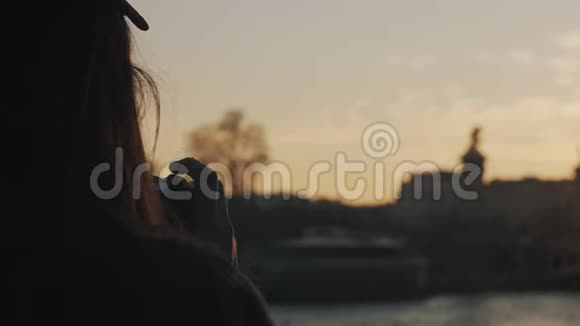 电影后景拍摄快乐博主拍摄史诗般日落埃菲尔铁塔在秋季巴黎慢动作视频的预览图