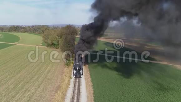 一台老式的蒸汽机在农田里吹黑烟视频的预览图