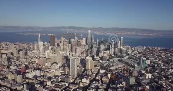 旧金山市中心旋转左侧快速无人机俯瞰海湾大桥视频的预览图