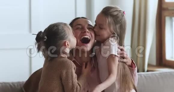 两个可爱的小女儿拥抱着幸福的妈妈视频的预览图