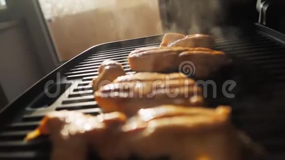 在电烤架上煮炸鸡肉背景上美丽的阳光营养良好慢动作关门视频的预览图
