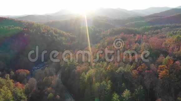 4秋季乔治亚山上的空中瀑布景观视频的预览图