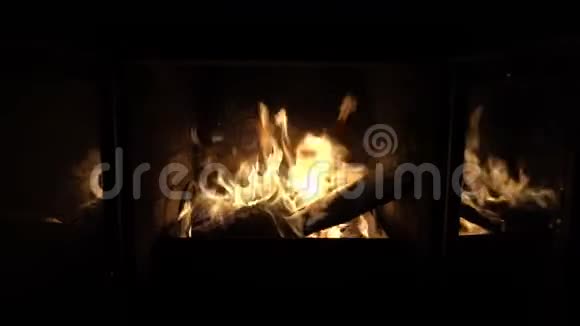 家庭壁炉的玻璃门映出美丽的火焰概念特写镜头托普利奇4k视频的预览图