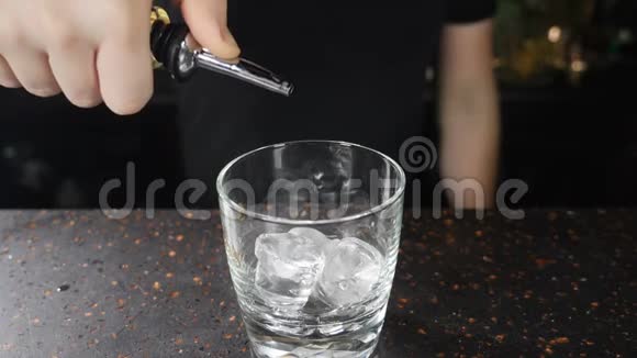 食饮概念用冰块煮酒慢慢地把威士忌倒入饮料杯中全高清视频的预览图