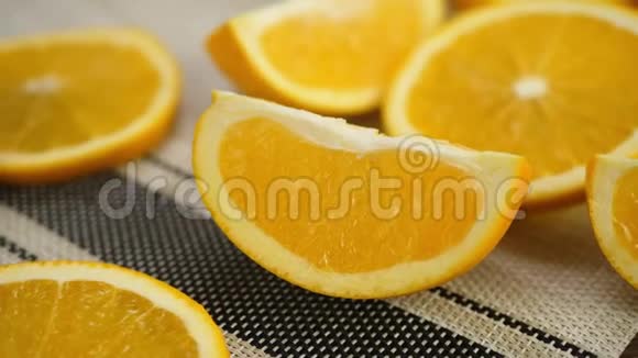 白色桌布上切的橙果视频的预览图