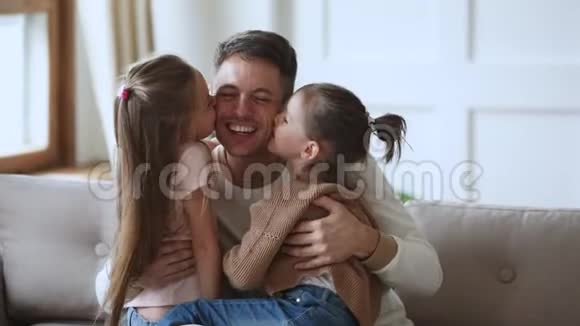 女儿在父亲节亲吻爸爸的脸颊动作缓慢视频的预览图