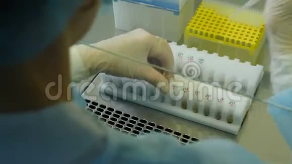 现代微生物机柜实验室工作人员医学制服女科学家的研究背景视频的预览图