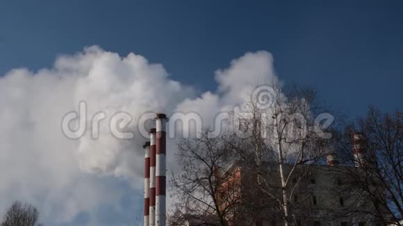 白烟来自工业管道空气污染视频的预览图