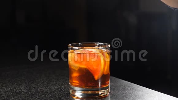 在夜总会鸡尾酒制作概念冰在缓慢的运动中被滴入玻璃中180fps特写视频的预览图