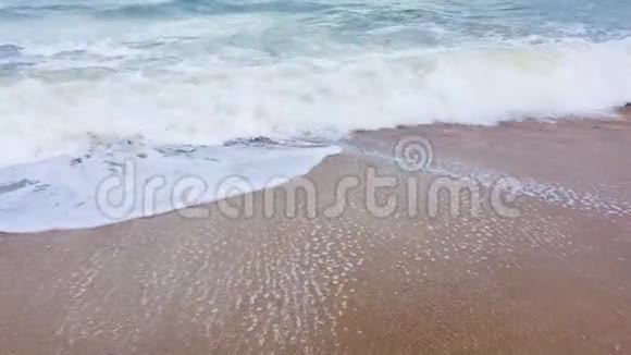 沙滩上的海浪来袭视频的预览图
