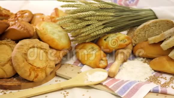 面包和烘焙食品大规模保证新鲜烘焙和脆的特写视频的预览图