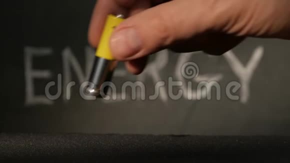 特写一个男人的手指放在桌子上六节AA电池视频的预览图